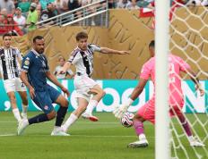 开云体育官方网站-尤文图斯客场遭遇失利，主帅大为不满队员表现