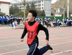 开云下载-跳高选手跃过难关，驰骋赛场