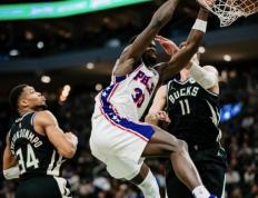 开云下载-76人队在对阵雄鹿队的比赛中获胜