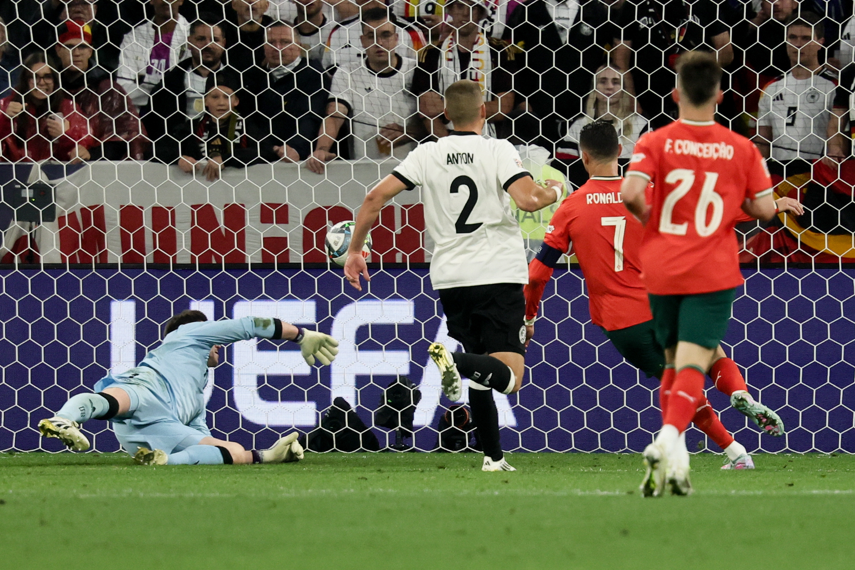 开云官网-葡萄牙队欧洲杯出局，四强梦碎的简单介绍