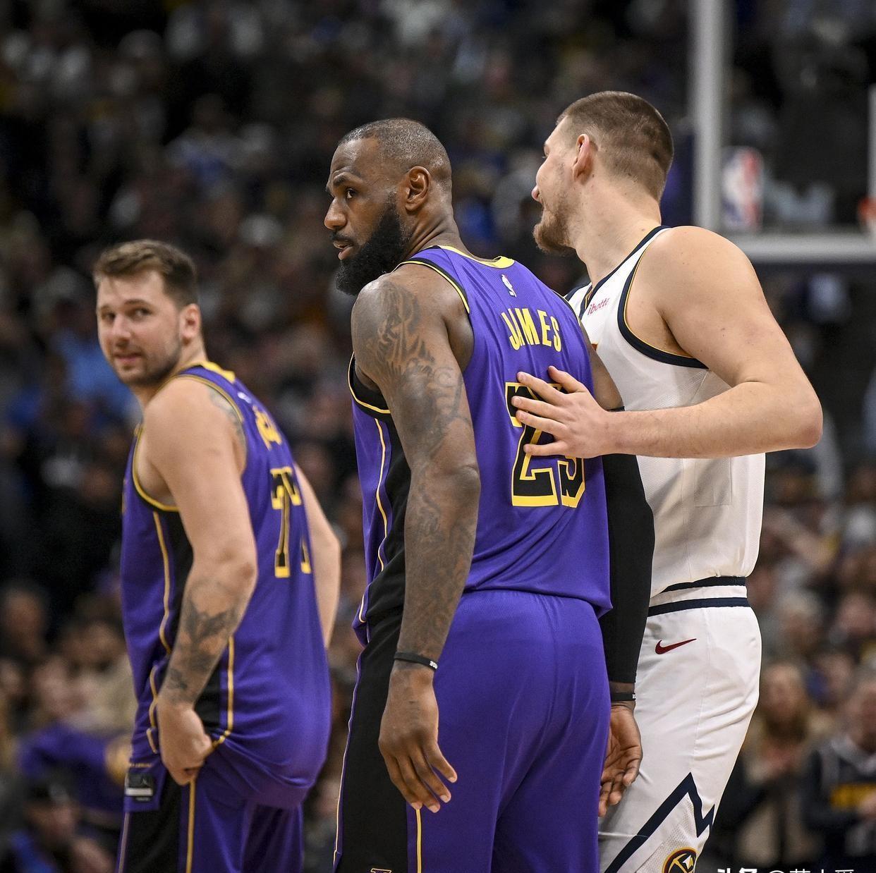 开云体育下载-辽宁二少交手，湖人客场擒下勇士