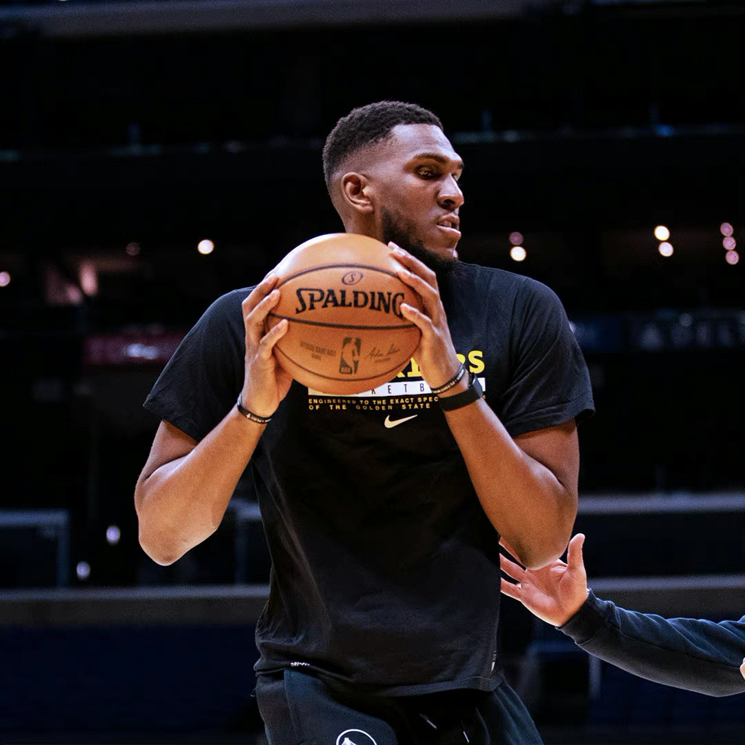 开云体育下载-辽宁二少交手，湖人客场擒下勇士