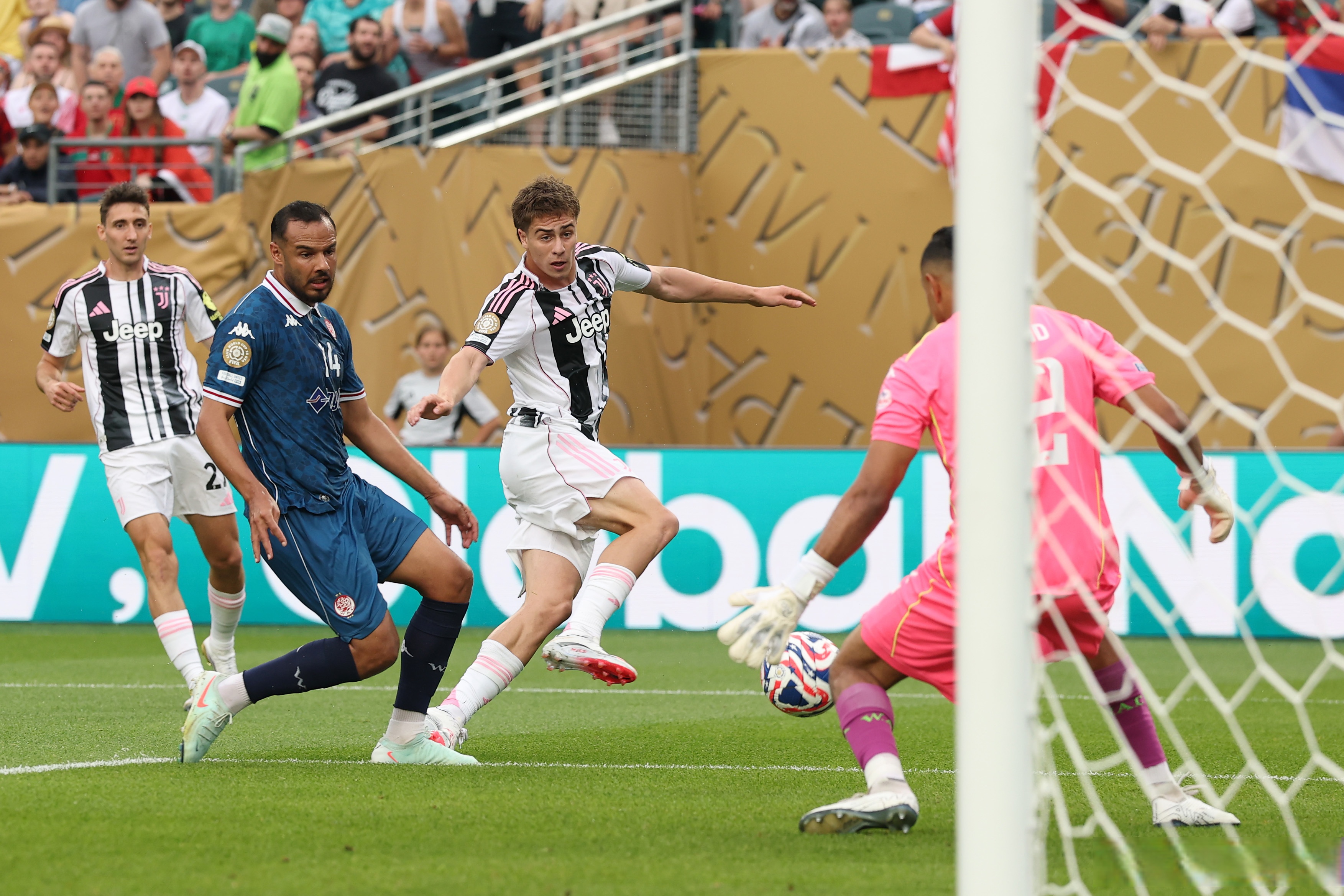 开云体育官方网站-尤文图斯客场遭遇失利,主帅大为不满队员表现