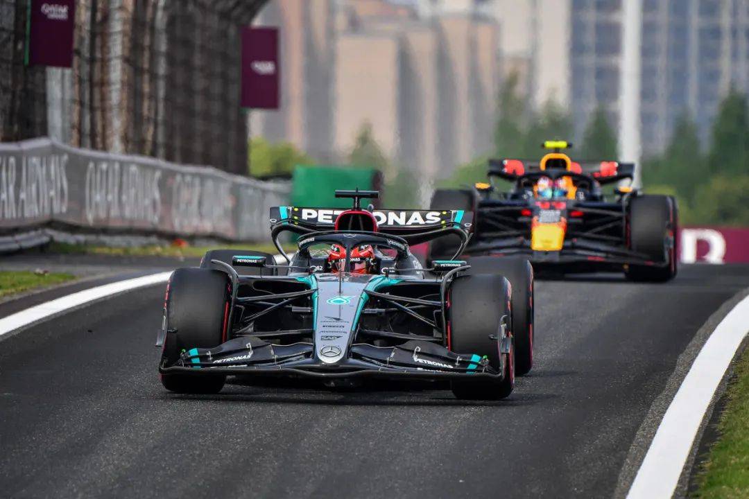 开云官网-阿斯顿马丁鏖战迈凯伦,汉密尔顿统治全场的简单介绍